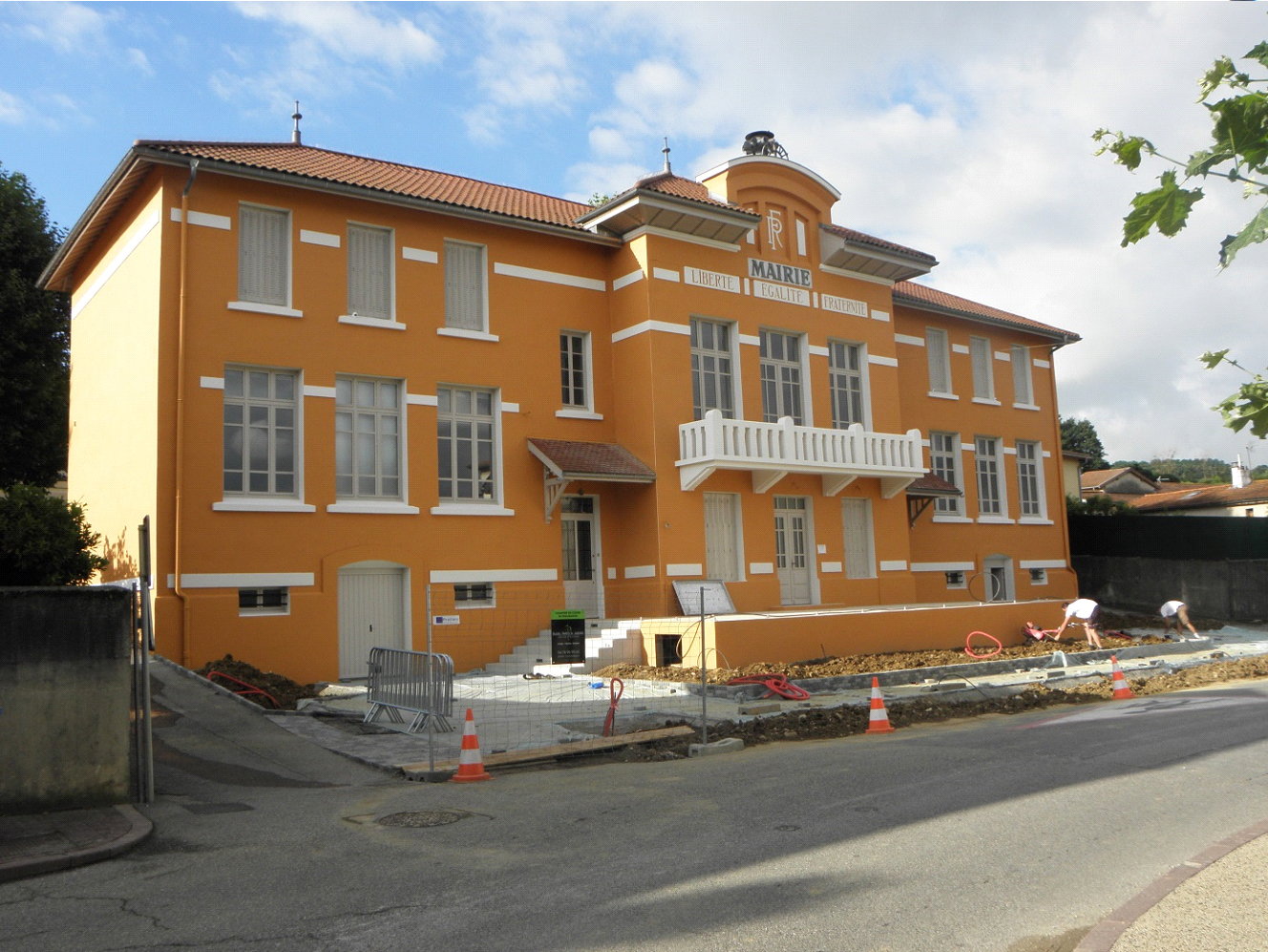 Travaux de rénovation de façade mairie de Marennes par l'équipe de façadiers de Fran Façades